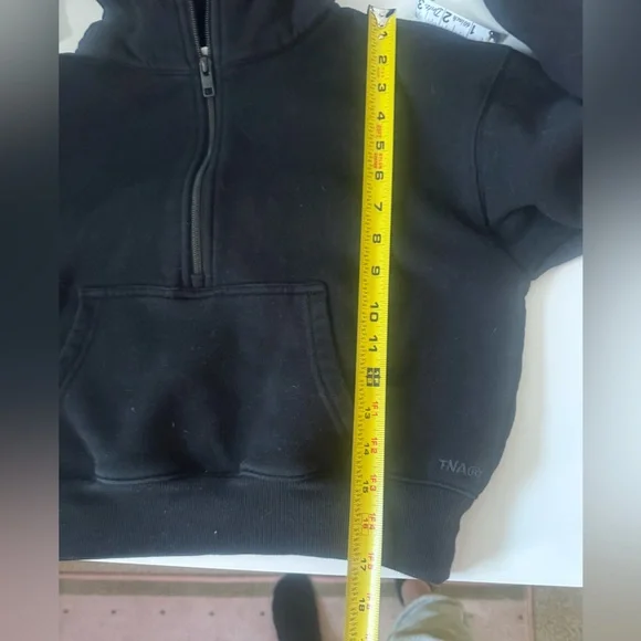 Aritzia Tna Cozy Fleece Boyfriend Boxy Quarter Zip Cropped Hoodie Black Sz XXS - Picture 11 of 13